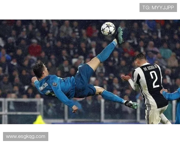 聚焦C罗世界杯赛场奋力拼搏瞬间的震撼画面传奇风采与荣耀梦想交织时刻 聚焦C罗世界杯赛场奋力拼搏瞬间的震撼画面传奇风采与荣耀梦想交织时刻